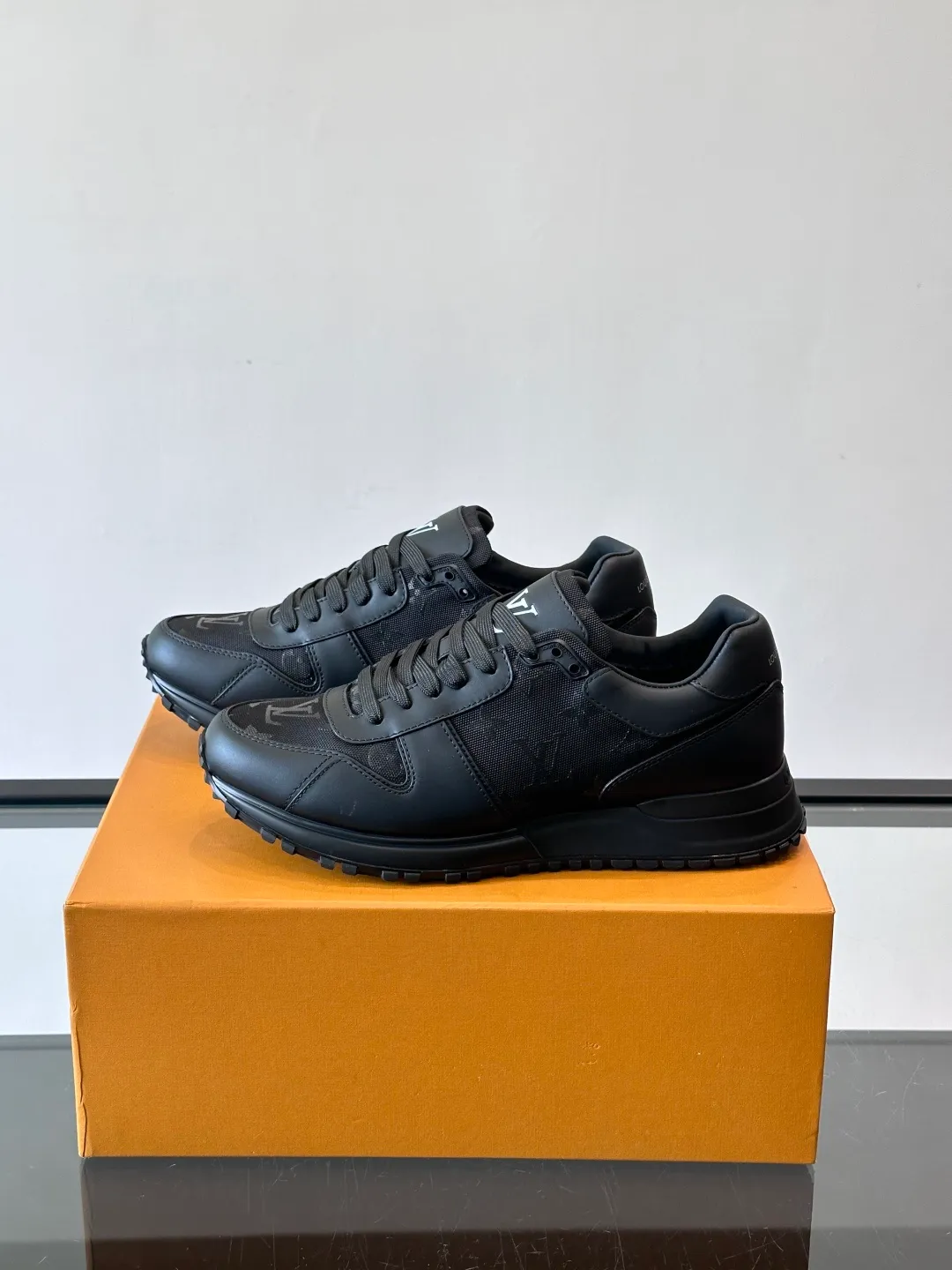 p520《＊OUIS＊UOTTO＊》Run Away men's sports shoes, first-layer cowhide + Monogram embossing, delicate texture and durable. The soles are made of foam + rubber, are light and elastic, and are comfortable to wear for a long time without tiring your feet. The tongue is long and stiff, so it is recommended to wear thick socks to improve the foot feel. The overall design is simple and versatile, and can be easily worn with jeans, casual pants, and suits. It is OK for commuting, shopping, and light exercise! The LV logo on the side of the shoe is very recognizable, and it is full of low-key luxury. It is a high-end sports shoe that is both business casual and trendy👟! size: 38-44 (45 46 customized)